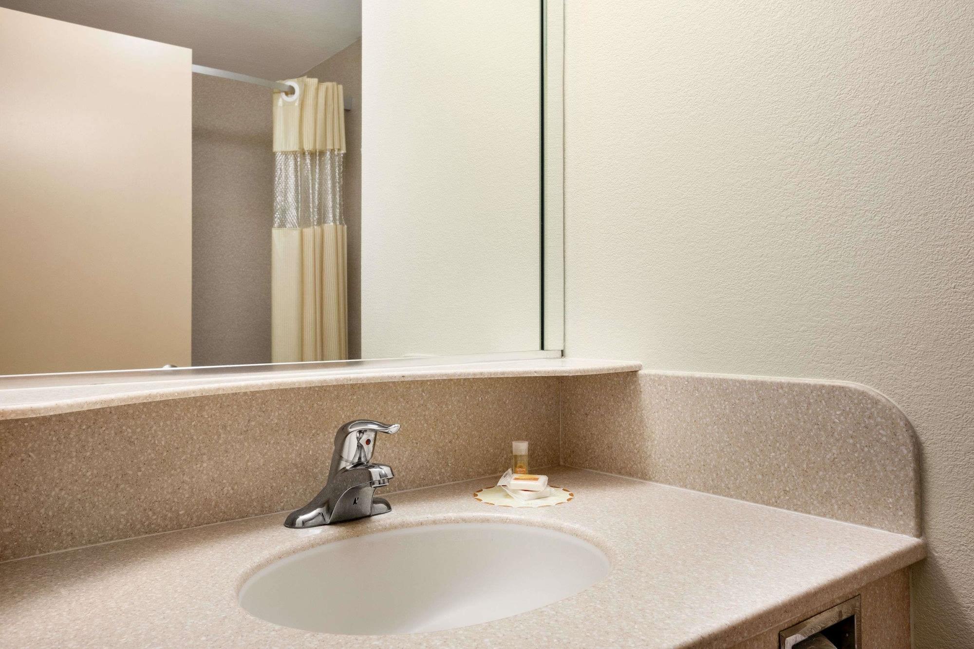 Econo Lodge Woodbridge Iselin Esterno foto